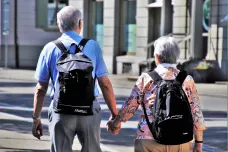 Zvyšování věku odchodu do důchodu se bude týkat i lidí, kterým je dnes 57 let, zjistila ČT
