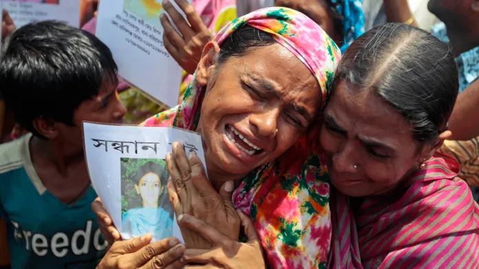 Bangladéšané truchlí za oběti zřícené textilky v Dháce