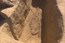 Archeologové objevili u Brandýsa nad Labem hrob keltského bojovníka. Měl podivný náramek