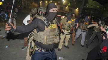 Proti protestujícím před detenčním zařízením Delaney Hall v Newarku použili agenti ICE pepřové spreje i tasery