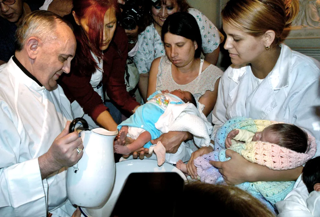 Kardinál Bergoglio omývající nohy novorozencům v Buenos Aires, 2005