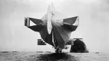 LZ 2 a LZ 3 byly dvě prakticky stejné ztužené vzducholodě, kterými hrabě Zeppelin navázal na předchozí pokusy. LZ 2 byla zničena během prvního letu, zato LZ 3 (na snímku) úspěšně sloužila nejprve k pokusům a později i v armádě (1908 - 1913). Na její palubě si let vyzkoušel i císař Vilém II.