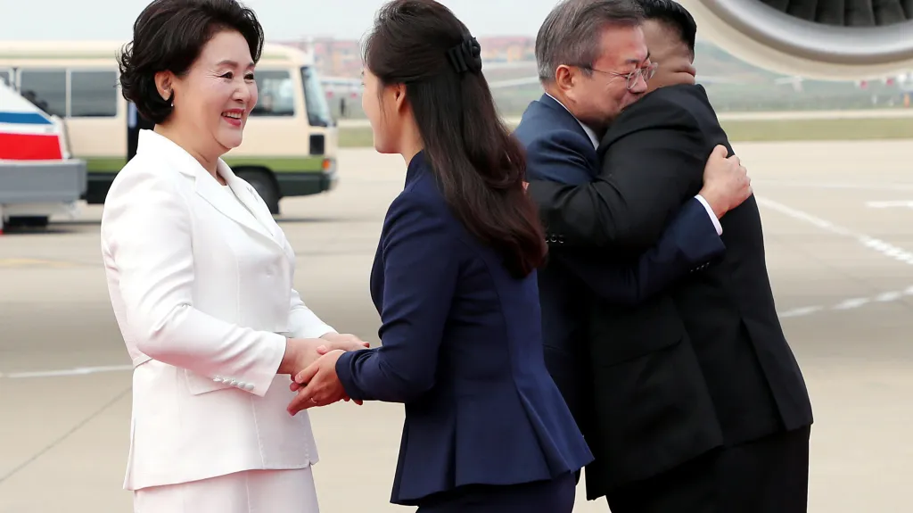 Mun Če-in a Kim Čong-un s manželkami se vítají v Pchjongjangu
