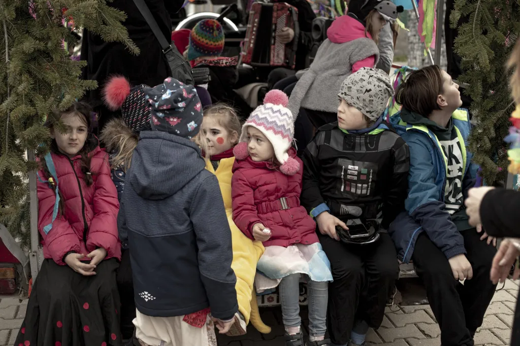 Pro některé děti byla cesta dost dlouhá, tak využily místa na vozíku pro kapelu