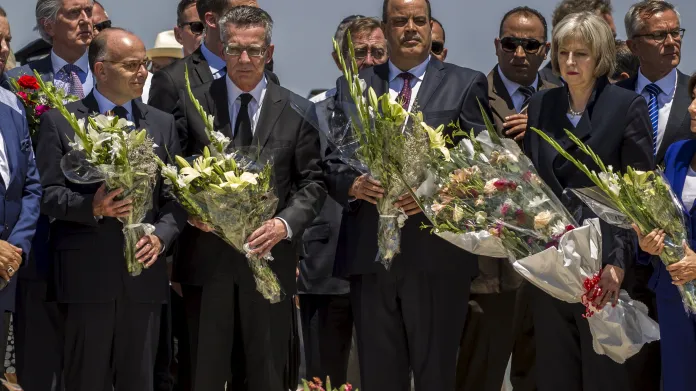 Ministři zahraničí Británie, Francie, Německa, Belgie a Tuniska vzdávají poctu obětem páteční střelby