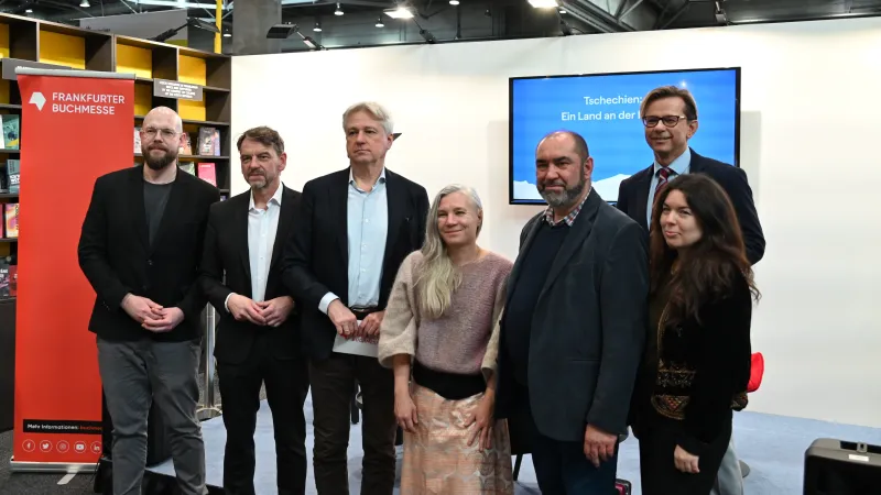 České zastoupení na Lipském knižním veletrhu 2026, Markéta Pilátová uprostřed, vpravo vedle ní stojí Miroslav Hlaučo