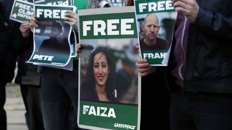 Protest za propuštění aktivistů Greenpeace