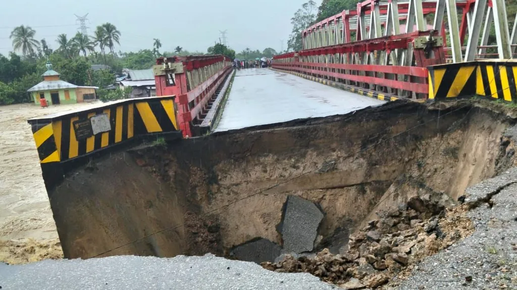 Most zničený přívalovou povodní v provincii Tapanuli na Sumatře, 25. listopadu 2025.