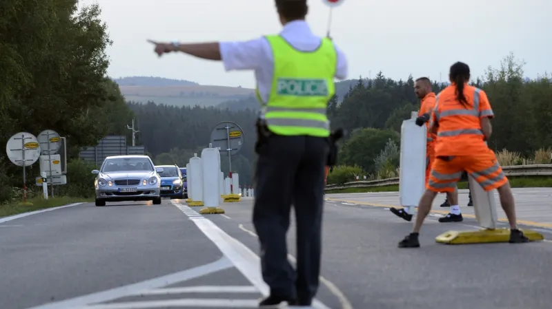 Kvůli demolici mostů museli řidiči objíždět část dálnice D1. Najeli i desítky kilometrů navíc.