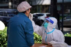 Epidemická situace v Číně vyvolává pochyby o tamní vakcíně