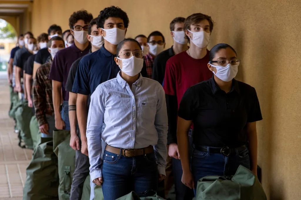 Americká armáda prolomila poslední genderové bariéry. Ženy procházejí tvrdým "mariňáckým" výcvikem, stejně jako muži, na námořní základně Pendleton v Kalifornii