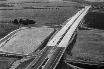 Po nejstarší české dálnici jezdí řidiči 50 let. Zpočátku chyběla svodidla, bezpečnost v jednu chvíli zajišťovaly kaktusy