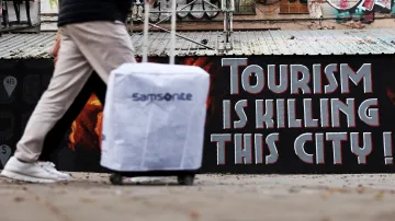 Grafitti v Barceloně upozorňující na overturismus