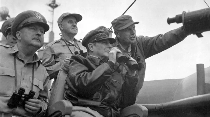 Vojáci OSN v čele s generálem MacArthurem