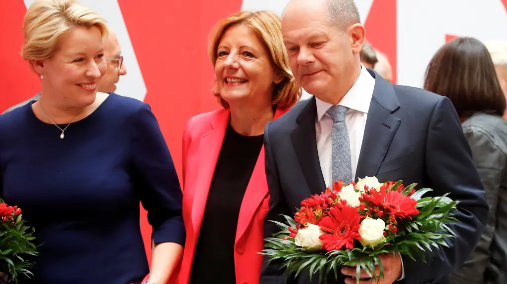 Kancléř Olaf Scholz, berlínská starostka Franziska Giffeyová (vlevo) a premiérka Porýní-Falce Malu Dreyerová
