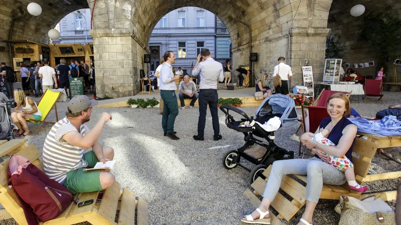 Negrelliho viadukt jako prostor pro setkávání, alternativa městského parku nebo náplavky bez řeky? To si mohli Pražané vyzkoušet v létě 2016.