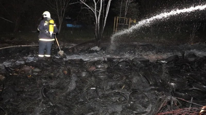 V zahrádkářské kolonii shořely i pneumatiky