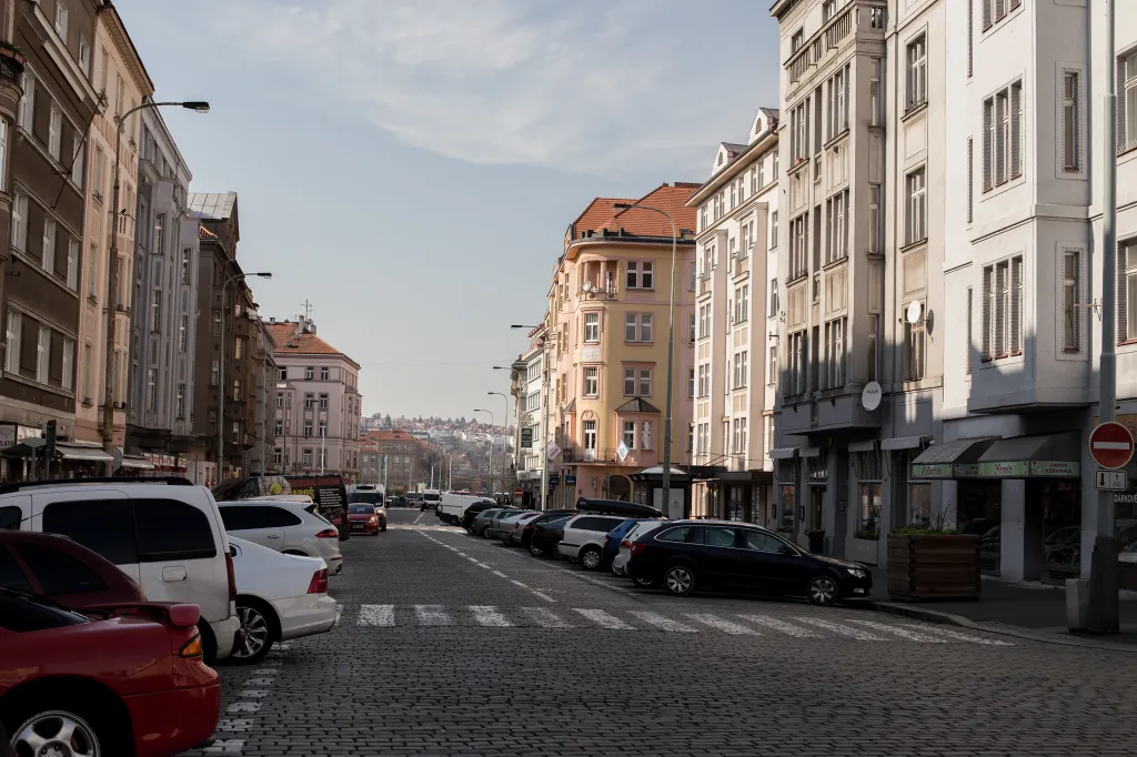 V pražských Dejvicích nic nenasvědčovalo většímu pohybu osob