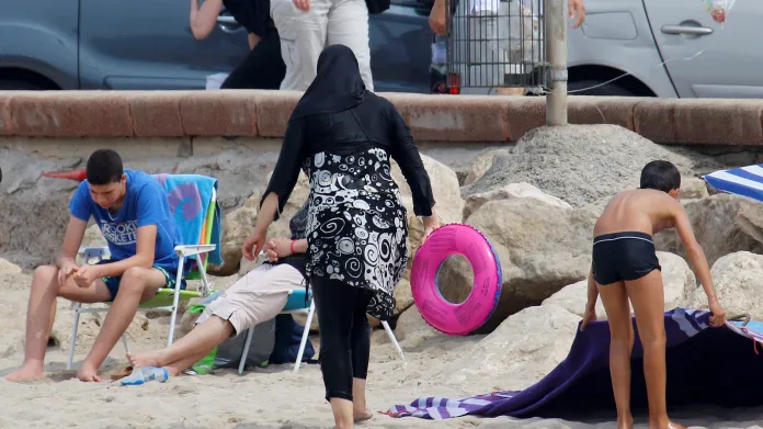 Žena oblečená v muslimských burkinách