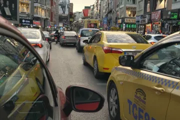 Přetížená istanbulská infrastruktura kolabuje. Kvůli koronaviru se většina obyvatel vyhýbá veřejné dopravě