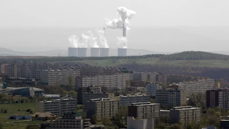 Sídliště v Mostě, v pozadí elektrárna Počerady