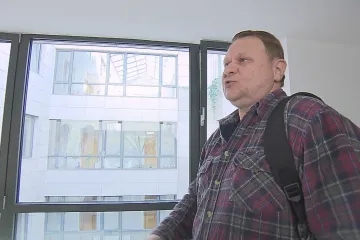 Soud podmíněně zastavil řízení s mužem, který rasisticky urážel zpěváka Bangu