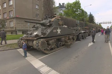 Plzní projel Konvoj svobody, čelo přehlídky tvořila těžká technika včetně tanku
