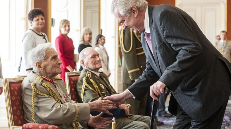 Povýšení se dočkali veteráni bojů druhé světové války Alexander Beer (vlevo) a Jaroslav Klemeš (vpravo). Mikuláš Končický se nemohl ze zdravotních důvodů osobně zúčastnit