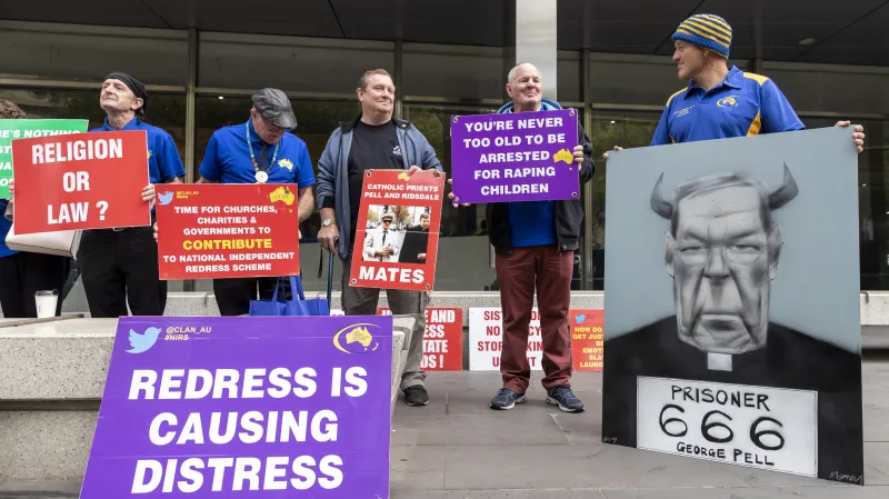 Lidé čekající před budovou soudu na výši trestu pro kardinála Pella