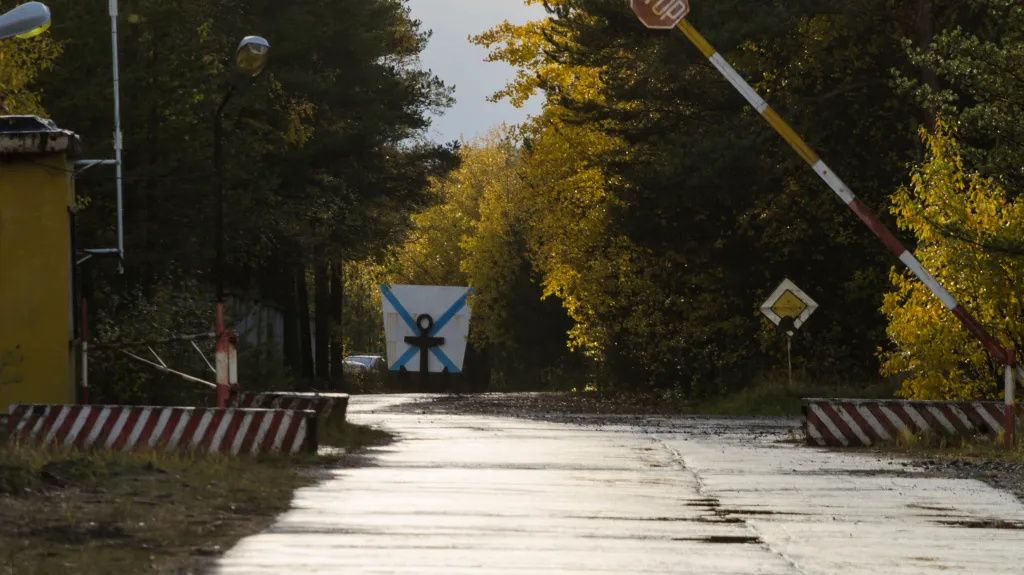 Vjezd na sídlo vojenské posádky u obce Ňonoksa
