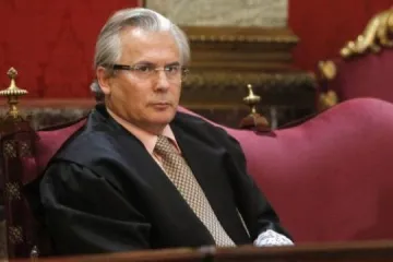 Podal zatykač na Pinocheta, teď sám stojí před soudem