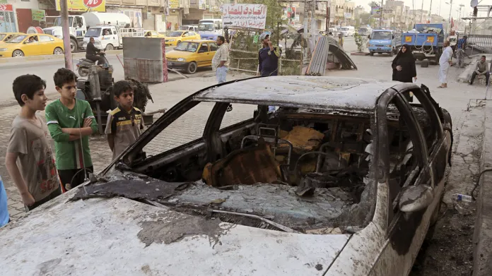 Následky sebevražedného útoku v Sadrově Městě