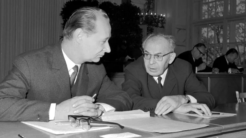 Alexander Dubček a Gustáv Husák (zleva). Symboly politického uvolnění a společenské normalizace (18. prosince 1968)