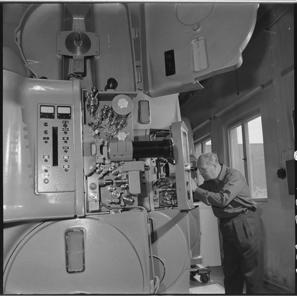 V padesátých letech minulého století se podnik zaměřil i na výrobu filmových přístrojů