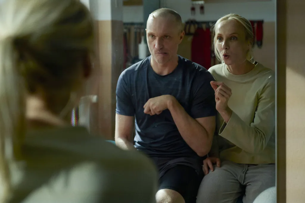 Zdravotní potíže mají svou zásadní roli i v dramatu Němá tajemství, které natočila Alice Nellis podle svého – a podle kritiků nejlepšího loňského – scénáře. Detektivní příběh otevírá téma afázie, tedy poruchy produkce i porozumění řeči