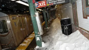 Sníh napadal i na nástupiště newyorského metra ve stanici Borough Hall
