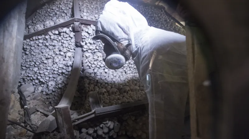 Restaurátor Tomáš Král při rozebírání jedné z pyramid v kutnohorské kostnici