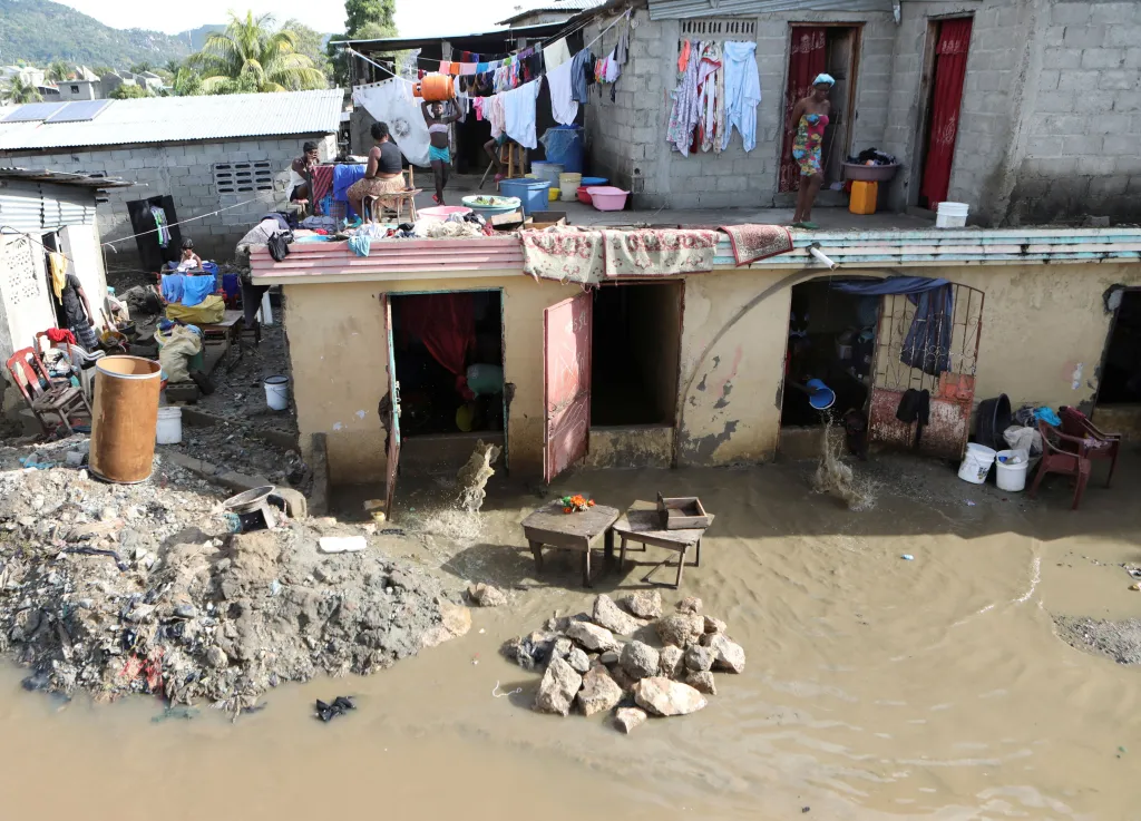Povodně na Haiti zasáhly města i vesnice. Tisíce lidí musely být evakuovány