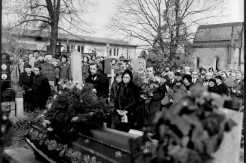 Komunisté běsnili, ale vlasatý kluk fotil slavný pohřeb estébákům přímo pod nosem