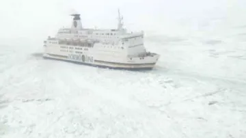 Trajekt Nordlandia zamrzlý v Baltu