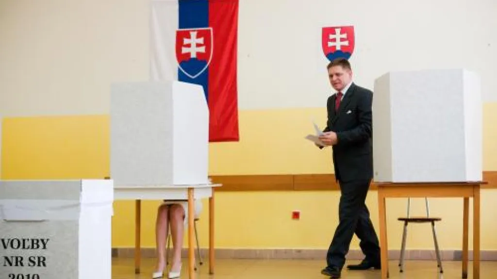 Robert Fico u volební urny