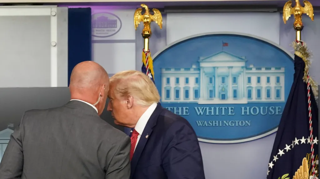 Donald Trump dostává informaci o střelbě nedaleko Bílého domu