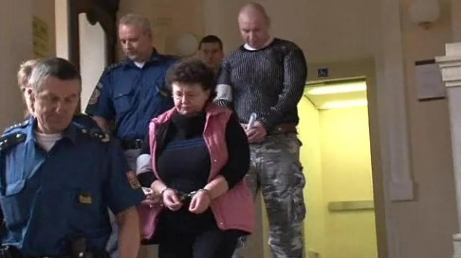 Justiční stráž vede Lenku Nevřivou k soudu