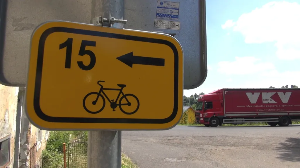Některé úseky na cyklostezce Ploučnice vedou silným provozem