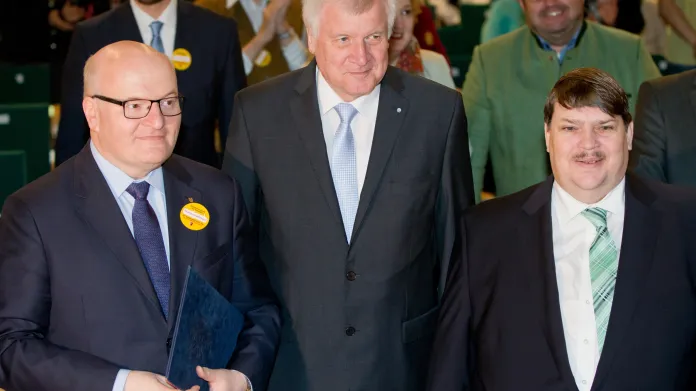 Zleva Daniel Herman, předseda bavorské vlády Horst Seehofer a předseda sudetoněmeckého svazu Berd Posselt