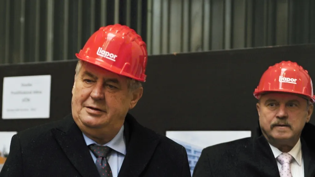 Miloš Zeman na návštěvě Karlovarského kraje (vpravo hejtman kraje Josef Novotný)