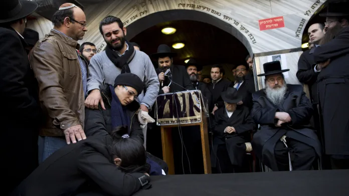Rodina a příbuzní zabitých Židů při útoku v Paříži