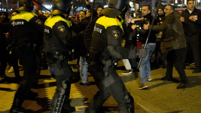 Nizozemská policie zasáhla proti Erdoganovým příznivcům v Rotterdamu