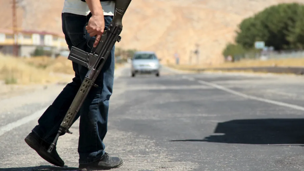 Turecké ozbrojené hlídky na policejním stanovišti u jihovýchodního města Silvan