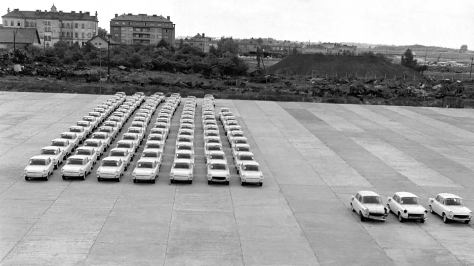 Zbrusu nová embéčka v areálu automobilky v Mladé Boleslavi (1966)